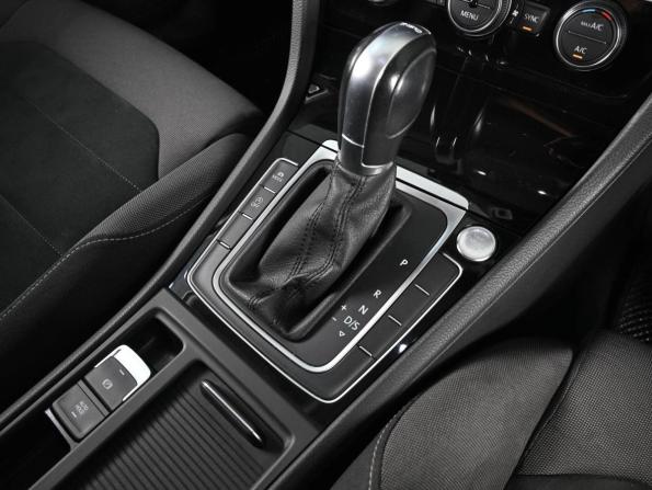 Volkswagen Golf VII Рестайлинг с пробегом 2018 года, цена 1 379 000 рублей, 258099 км, универсал, Автокод Объявления