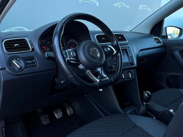 Volkswagen Polo V Рестайлинг с пробегом 2018 года, цена 1 068 700 рублей, 75131 км, седан, Автокод Объявления