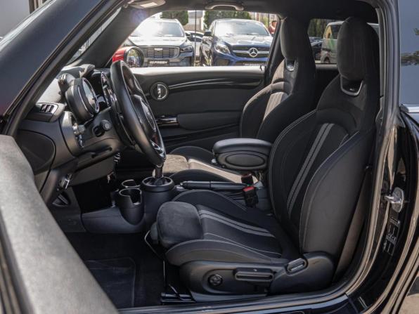 Mini Hatch III (F55/F56) Рестайлинг с пробегом 2019 года, цена 2 730 000 рублей, 136816 км, хэтчбек, Автокод Объявления