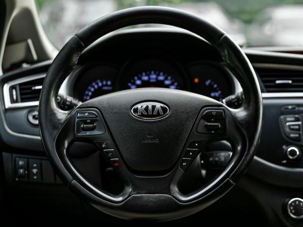 Kia Ceed II Рестайлинг с пробегом 2017 года, цена 980 000 рублей, 252631 км, хэтчбек, Автокод Объявления