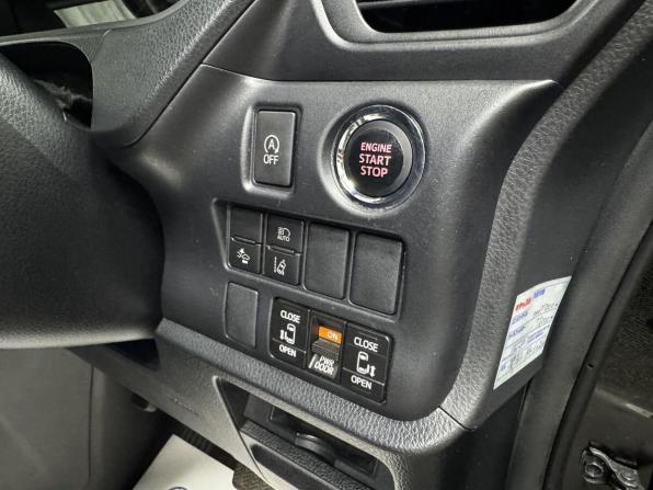 Toyota Voxy III (R80) Рестайлинг с пробегом 2018 года, цена 2 700 000 рублей, 88347 км, минивэн, Автокод Объявления