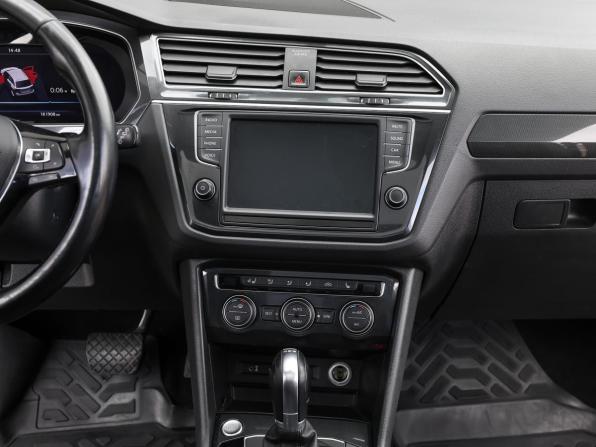 Volkswagen Tiguan II с пробегом 2017 года, цена 2 198 000 рублей, 182000 км, внедорожник, Автокод Объявления