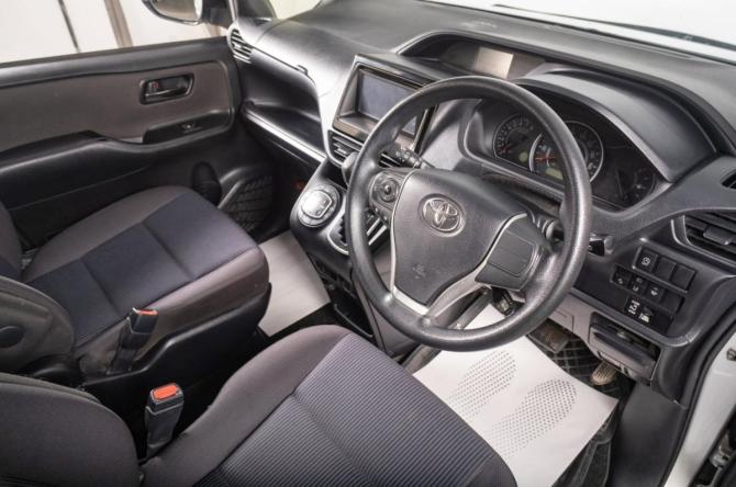 Toyota Noah III (R80) Рестайлинг с пробегом 2019 года, цена 2 349 000 рублей, 123000 км, минивэн, Автокод Объявления