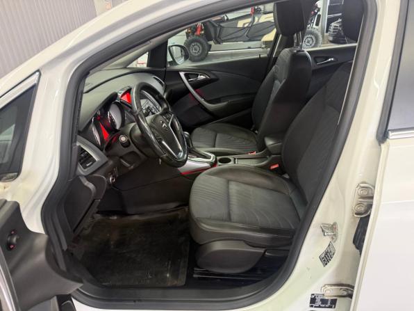 Opel Astra J Рестайлинг с пробегом 2013 года, цена 827 000 рублей, 196880 км, хэтчбек, Автокод Объявления
