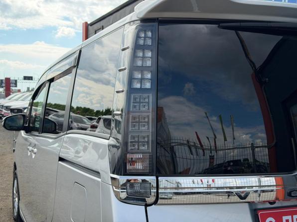 Toyota Voxy III (R80) с пробегом 2016 года, цена 2 000 000 рублей, 142000 км, минивэн, Автокод Объявления