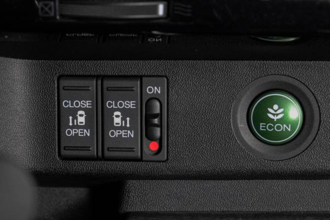 Honda Stepwgn V с пробегом 2015 года, цена 1 639 000 рублей, 180000 км, минивэн, Автокод Объявления