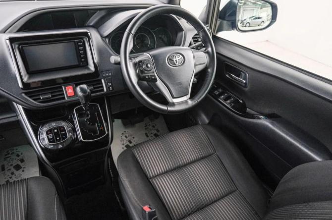 Toyota Voxy III (R80) Рестайлинг с пробегом 2018 года, цена 1 899 000 рублей, 178000 км, минивэн, Автокод Объявления