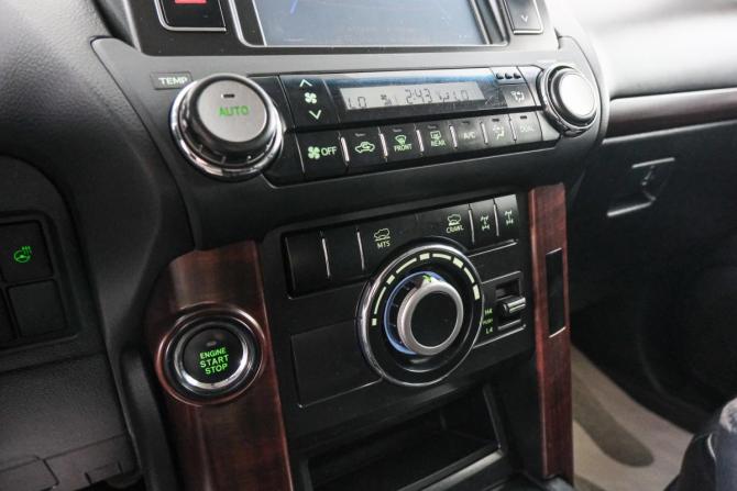 Toyota Land Cruiser Prado 150 Series Рестайлинг 1 с пробегом 2013 года, цена 3 799 000 рублей, 231000 км, внедорожник, Автокод Объявления