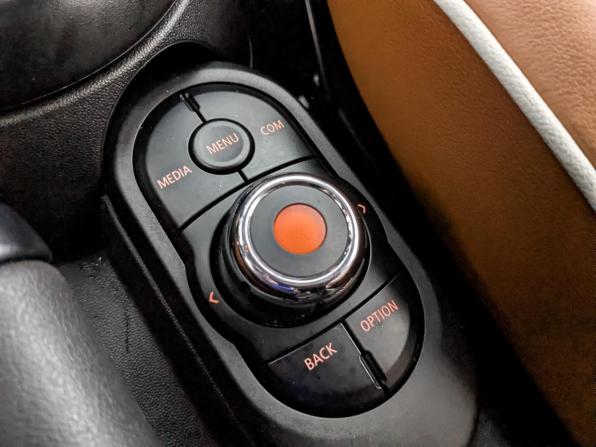 Mini Hatch III (F55/F56) Рестайлинг 2 с пробегом 2021 года, цена 2 335 000 рублей, 78539 км, хэтчбек, Автокод Объявления