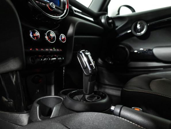 Mini Hatch III (F55/F56) Рестайлинг с пробегом 2021 года, цена 2 199 000 рублей, 70244 км, хэтчбек, Автокод Объявления