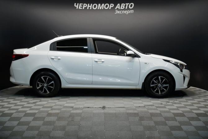 Kia Rio IV Рестайлинг с пробегом 2021 года, цена 1 339 000 рублей, 216010 км, седан, Автокод Объявления