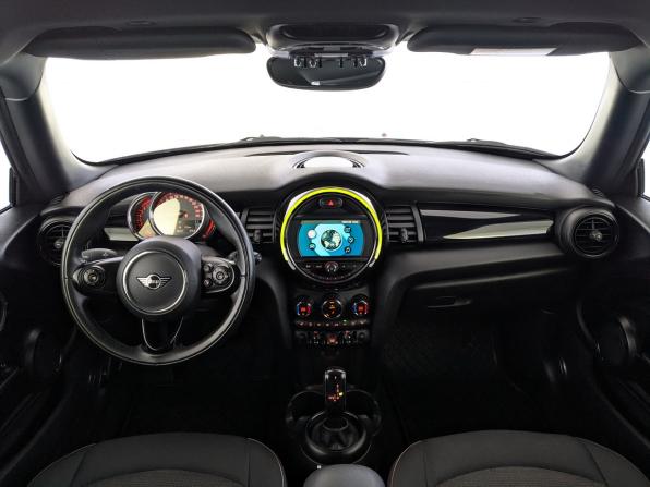 Mini Hatch III (F55/F56) Рестайлинг с пробегом 2021 года, цена 2 550 000 рублей, 66313 км, хэтчбек, Автокод Объявления