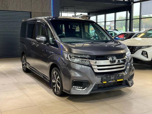 Honda Stepwgn V Рестайлинг с пробегом 2018 года, цена 2 300 000 рублей, 89273 км, минивэн, Автокод Объявления