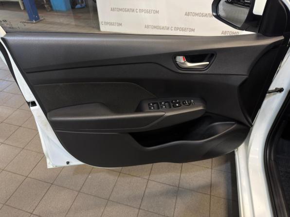 Hyundai Solaris II с пробегом 2018 года, цена 919 000 рублей, 139400 км, седан, Автокод Объявления