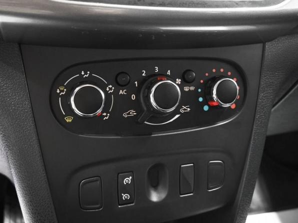 Renault Sandero II с пробегом 2015 года, цена 1 045 000 рублей, 76097 км, хэтчбек, Автокод Объявления