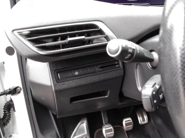 Peugeot 3008 II Рестайлинг с пробегом 2021 года, цена 1 980 000 рублей, 81000 км, внедорожник, Автокод Объявления