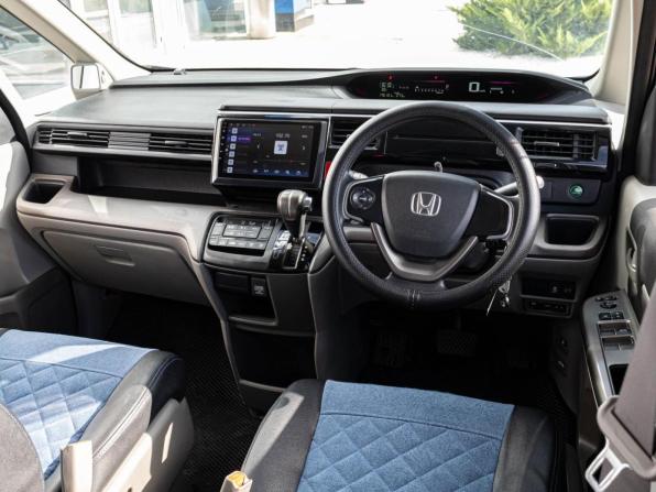 Honda Stepwgn V с пробегом 2016 года, цена 1 715 000 рублей, 176131 км, минивэн, Автокод Объявления