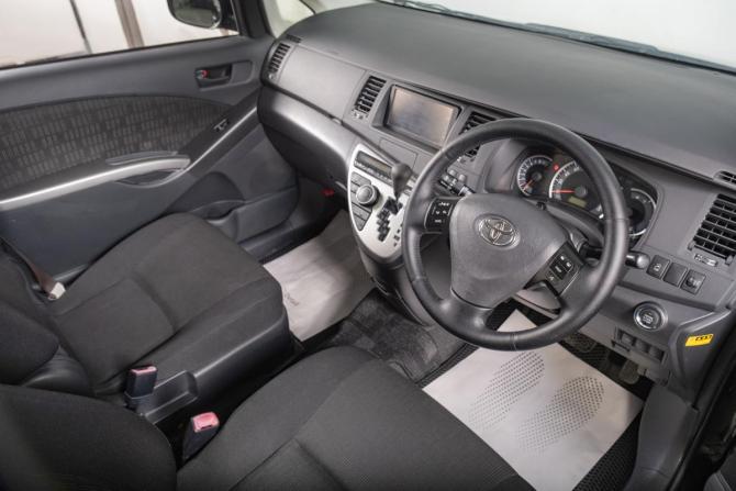 Toyota ISis I Рестайлинг с пробегом 2011 года, цена 1 449 000 рублей, 77300 км, компактвэн, Автокод Объявления