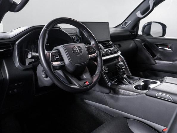 Toyota Land Cruiser 300 Series с пробегом 2022 года, цена 11 950 000 рублей, 33446 км, внедорожник, Автокод Объявления