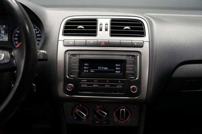 Volkswagen Polo V Рестайлинг с пробегом 2018 года, цена 1 299 000 рублей, 130550 км, седан, Автокод Объявления