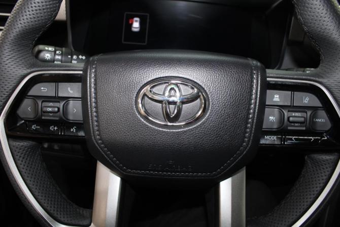 Toyota Sequoia III с пробегом 2023 года, цена 12 900 000 рублей, 39200 км, внедорожник, Автокод Объявления