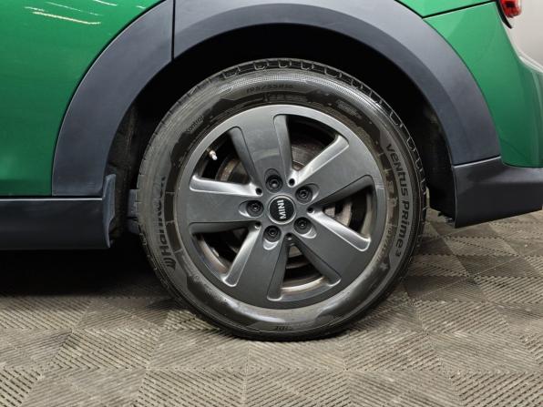 Mini Hatch III (F55/F56) Рестайлинг 2 с пробегом 2022 года, цена 2 600 000 рублей, 52056 км, хэтчбек, Автокод Объявления