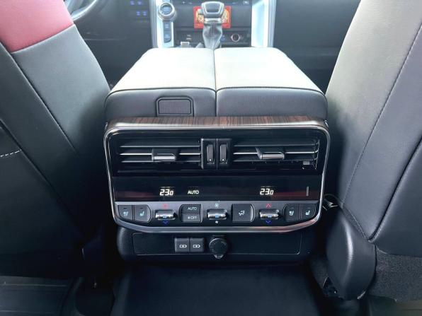 Toyota Land Cruiser 300 Series с пробегом 2022 года, цена 11 610 000 рублей, 67907 км, внедорожник, Автокод Объявления