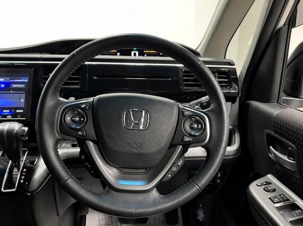 Honda Stepwgn V Рестайлинг с пробегом 2019 года, цена 2 560 000 рублей, 22200 км, минивэн, Автокод Объявления