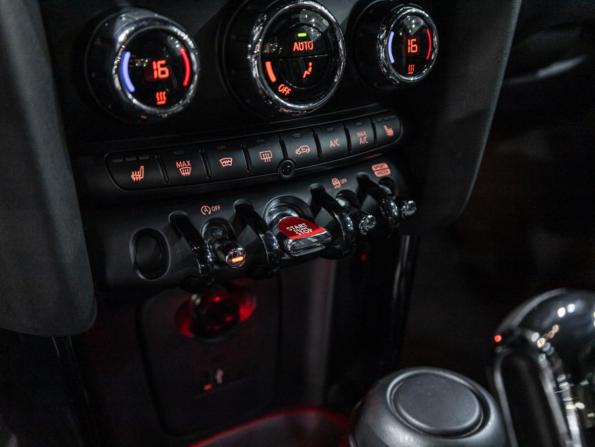 Mini Hatch III (F55/F56) Рестайлинг с пробегом 2019 года, цена 2 780 000 рублей, 54711 км, хэтчбек, Автокод Объявления