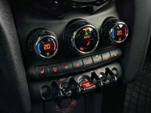 Mini Hatch III (F55/F56) Рестайлинг с пробегом 2021 года, цена 2 550 000 рублей, 66313 км, хэтчбек, Автокод Объявления