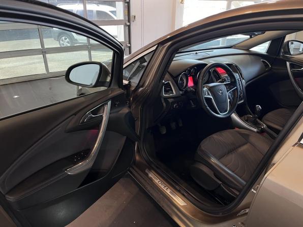 Opel Astra J Рестайлинг с пробегом 2013 года, цена 870 000 рублей, 98605 км, хэтчбек, Автокод Объявления