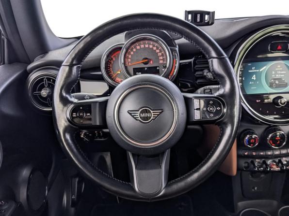 Mini Hatch III (F55/F56) Рестайлинг 2 с пробегом 2021 года, цена 2 335 000 рублей, 78539 км, хэтчбек, Автокод Объявления