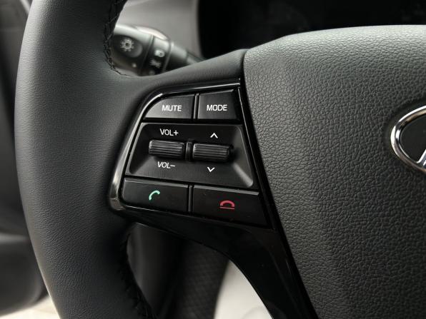 Hyundai Solaris II с пробегом 2017 года, цена 1 260 000 рублей, 76672 км, седан, Автокод Объявления