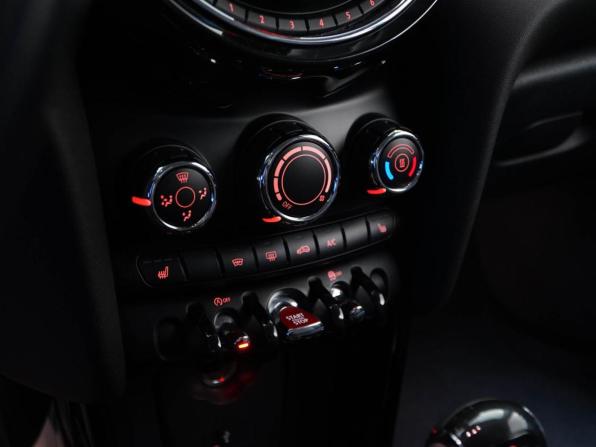 Mini Hatch III (F55/F56) с пробегом 2018 года, цена 1 799 077 рублей, 74605 км, хэтчбек, Автокод Объявления