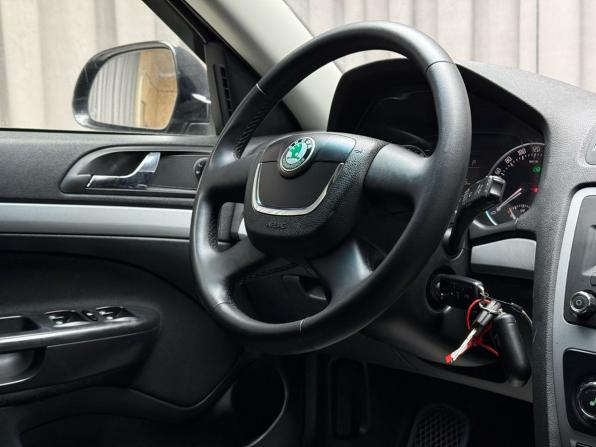 Skoda Octavia II (A5) Рестайлинг с пробегом 2012 года, цена 699 000 рублей, 235000 км, лифтбек, Автокод Объявления