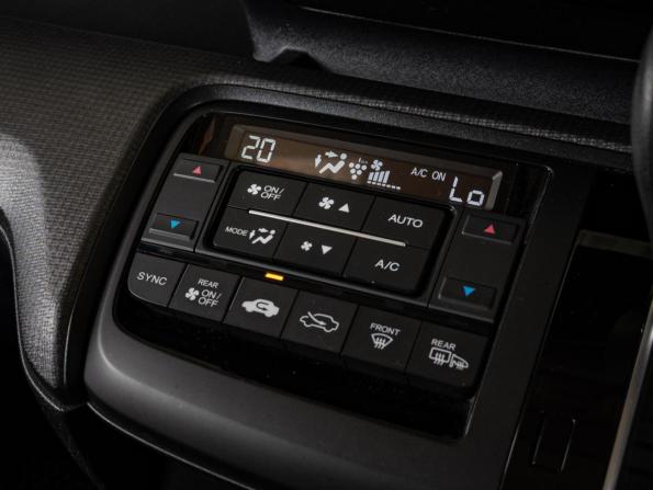 Honda Stepwgn V Рестайлинг с пробегом 2017 года, цена 2 120 000 рублей, 147188 км, минивэн, Автокод Объявления