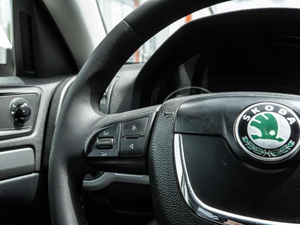 Skoda Octavia II (A5) Рестайлинг с пробегом 2012 года, цена 830 000 рублей, 291379 км, лифтбек, Автокод Объявления
