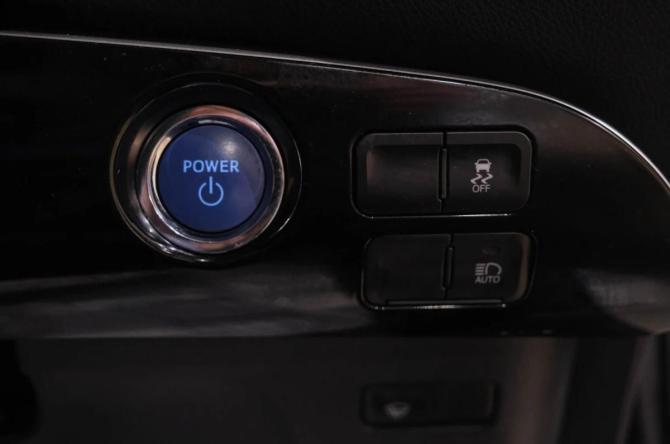 Toyota Prius IV Рестайлинг (XW50) с пробегом 2019 года, цена 1 869 000 рублей, 141000 км, лифтбек, Автокод Объявления