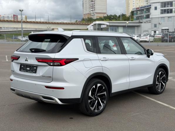 Mitsubishi Outlander IV с пробегом 2023 года, цена 3 850 000 рублей, 30 км, внедорожник, Автокод Объявления