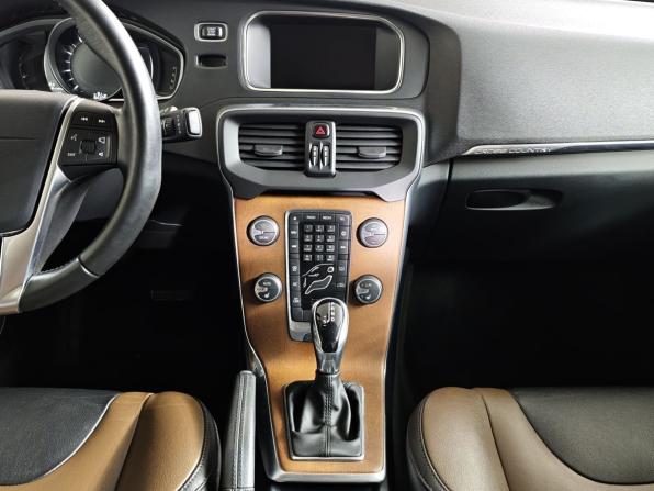 Volvo V40 Cross Country I Рестайлинг с пробегом 2017 года, цена 2 100 000 рублей, 64102 км, хэтчбек, Автокод Объявления