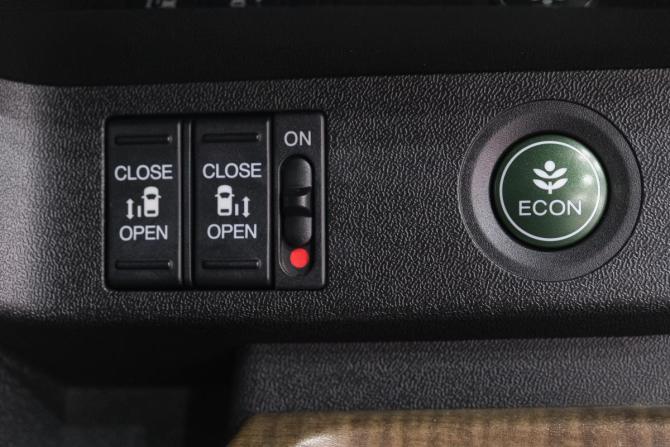 Honda Stepwgn V Рестайлинг с пробегом 2019 года, цена 1 969 000 рублей, 104000 км, минивэн, Автокод Объявления