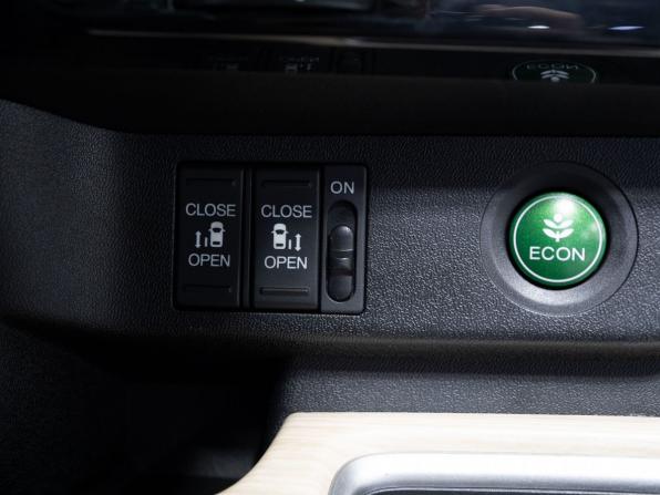 Honda Stepwgn V с пробегом 2015 года, цена 1 740 000 рублей, 137047 км, минивэн, Автокод Объявления