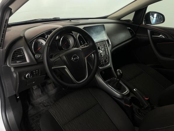 Opel Astra J Рестайлинг с пробегом 2014 года, цена 710 000 рублей, 235850 км, седан, Автокод Объявления