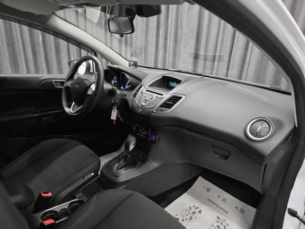 Ford Fiesta Mk6 Рестайлинг с пробегом 2018 года, цена 855 000 рублей, 73274 км, хэтчбек, Автокод Объявления