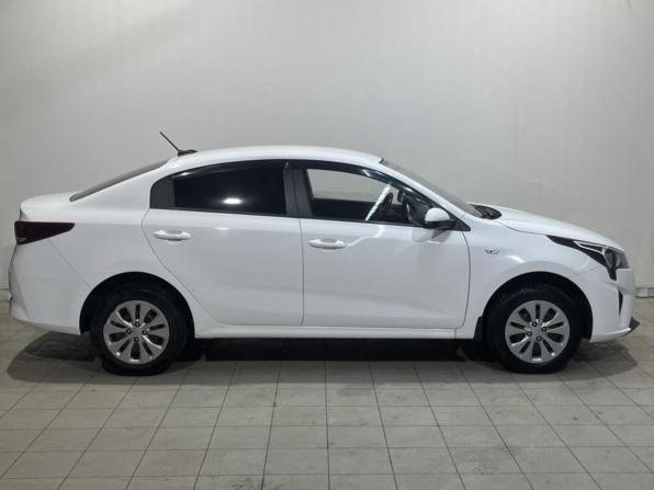 Kia Rio IV Рестайлинг с пробегом 2020 года, цена 1 338 900 рублей, 86821 км, седан, Автокод Объявления