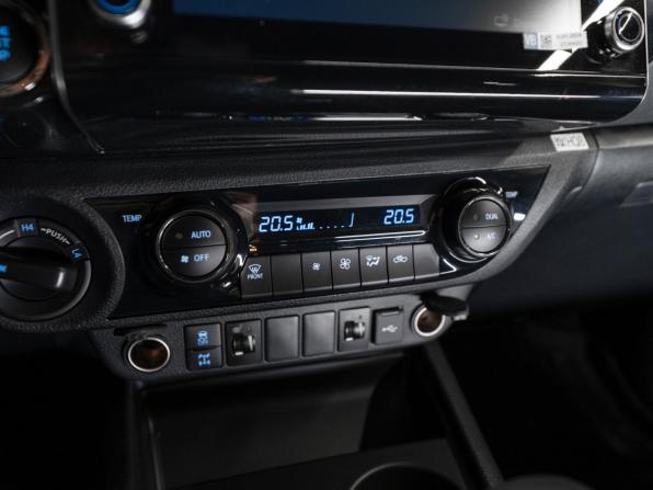Toyota Hilux VIII Рестайлинг 2 с пробегом 2025 года, цена 6 900 000 рублей, 30 км, пикап, Автокод Объявления