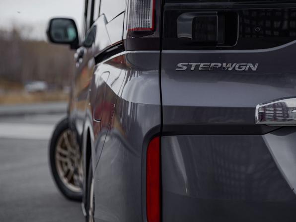 Honda Stepwgn V с пробегом 2015 года, цена 2 035 000 рублей, 80000 км, минивэн, Автокод Объявления