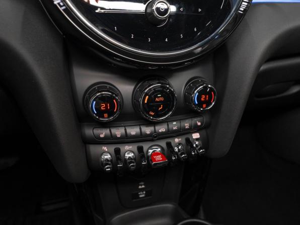 Mini Hatch III (F55/F56) Рестайлинг 2 с пробегом 2022 года, цена 3 860 000 рублей, 17160 км, хэтчбек, Автокод Объявления