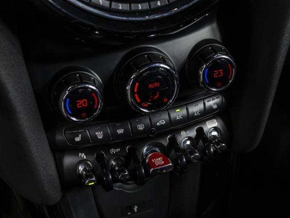 Mini Hatch III (F55/F56) Рестайлинг с пробегом 2019 года, цена 2 549 000 рублей, 111352 км, хэтчбек, Автокод Объявления