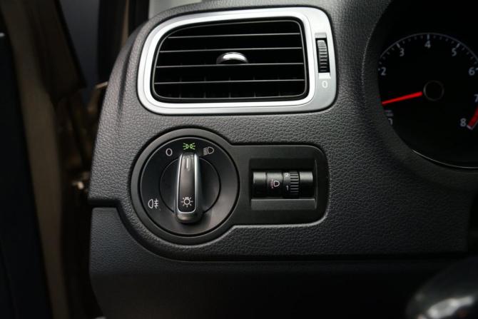 Volkswagen Polo V Рестайлинг с пробегом 2016 года, цена 1 093 000 рублей, 220000 км, седан, Автокод Объявления